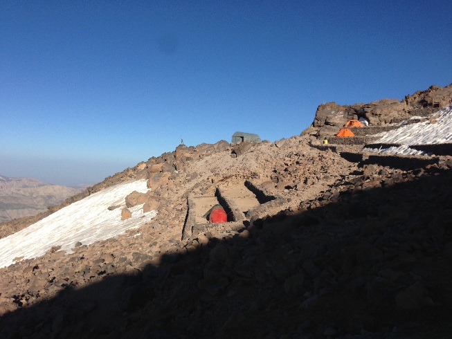 خورشید تازه اشعه های خود را بر بارگاه سوم انداخته بود که ما رسیدیم و 